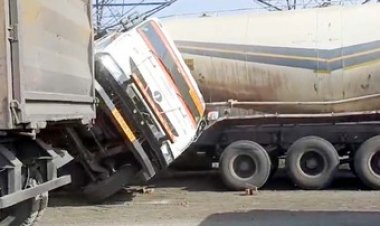 छत्तीसगढ़ में नहीं थम रहा सड़क हादसों का दौर, पुल पर एक-एक कर लगातार पलटी तीन गाड़ियां, अफरा-तफरी का माहौल, तेज रफ़्तार बन रही वजह