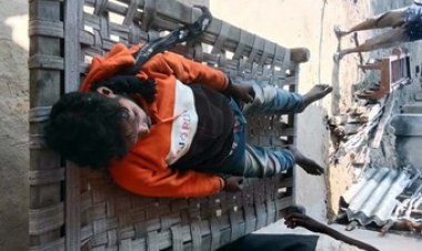 पत्नी और बच्चों को कमरे में बंद कर दिया और घर के आगंन में फांसी लगाकर युवक ने कर ली खुदकुशी, परिवार में पसरा मातम, जांच में जुटी पुलिस