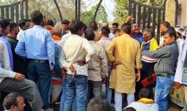 करणी कृपा पॉवर प्राइवेट लिमिटेड के खिलाफ किसानों ने किया धरना प्रदर्शन, प्रशासन के खिलाफ नारेबाजी कर आत्मदाह की दी चेतावनी