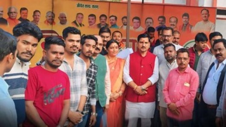 सड़क समस्या को लेकर ग्रामीण परेशान, पंचायत चुनाव से पहले निर्माण कार्य शुरु करने केंद्रीय राज्य मंत्री को ज्ञापन सौंपकर लगे इंसाफ की गुहार