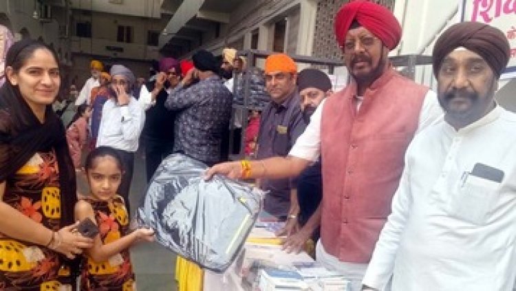 गुरु गोविंद सिंह के प्रकाशोत्सव पर विधायक ने गुरुद्वारा में टेका मत्था, सिख संगठन ने लगाया मेडिकल कैंप लगाया, दवाइयां, स्कूल बैग, कॉपी मुफ्त वितरण