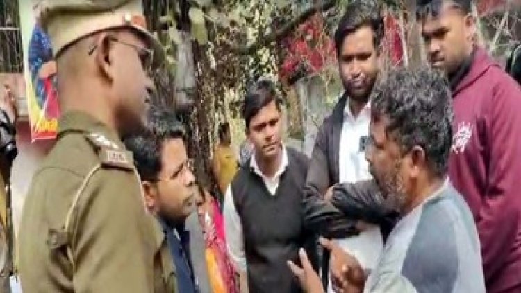 रायपुर में मकान खाली करवाने पहुंचा राजस्व अमला, पति-पत्नी ने किया खुदकुशी की कोशिश, खुद पर डाला मिट्टी तेल, सड़क पर हुआ हंगामा, कार्यवाही स्थगित