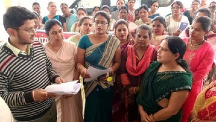16 सूत्रीय मांगों को लेकर आंगनबाड़ी कार्यकर्ताओं ने मुख्यमंत्री के नाम कलेक्टर को सौंपा ज्ञापन, कहा- महतारी वंदन योजना में बनाया जा रहा शिकार
