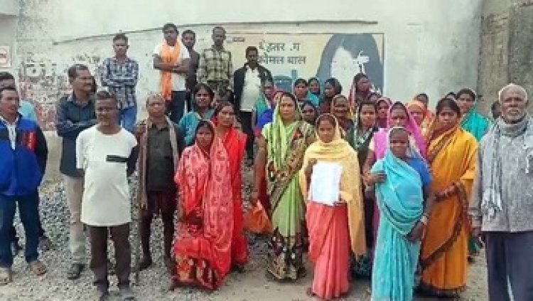 अवैध महुआ शराब के खिलाफ सड़क पर उतरी महिलाएं, एसपी, कलेक्टर, आबकारी और थाने में की शिकायत, गांव में शाम होते ही माहौल खराब