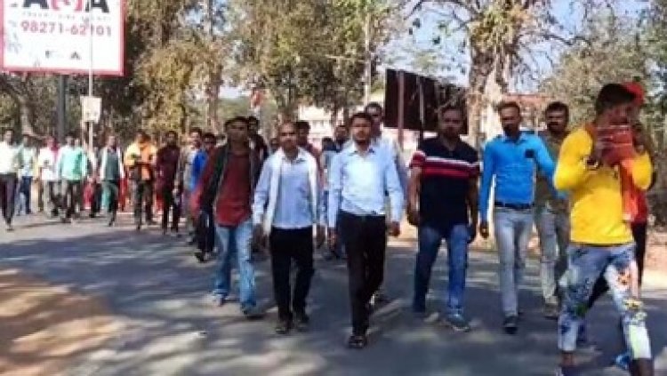 गरियाबंद जिला में सड़क के टूटे पुल के पुनर्निर्माण की मांग को लेकर कलेक्टर से मिलने पहुंचे ग्रामीण, चुनाव बहिष्कार की दी चेतावनी