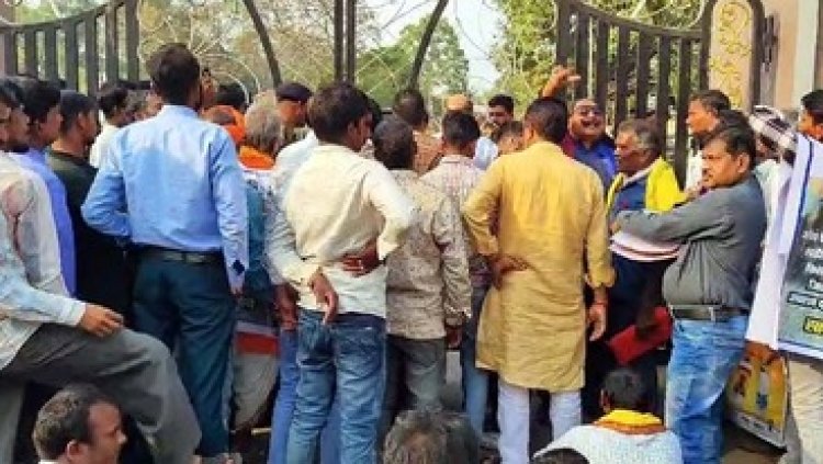 करणी कृपा पॉवर प्राइवेट लिमिटेड के खिलाफ किसानों ने किया धरना प्रदर्शन, प्रशासन के खिलाफ नारेबाजी कर आत्मदाह की दी चेतावनी