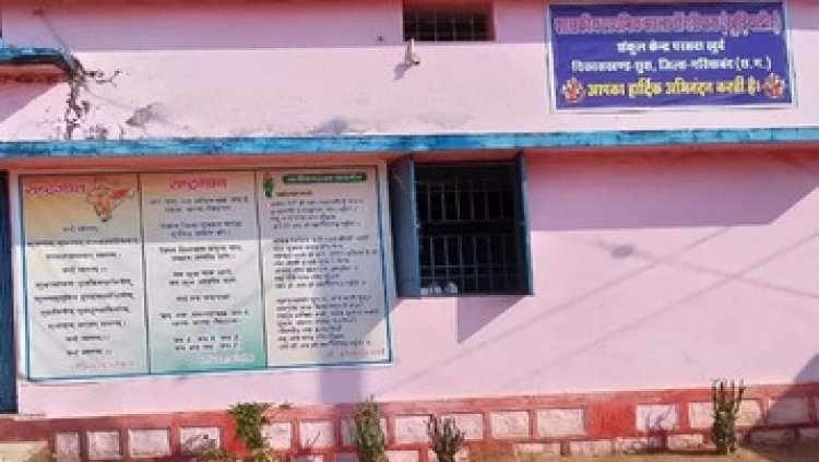 गरियाबंद जिले के छुरा में शिक्षकों के हटाने की मांग को लेकर स्कूल का पालकों और बच्चों ने किया बहिष्कार, विधायक रोहित साहू को सौंपा ज्ञापन