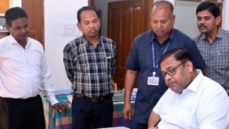 समय पर नहीं पहुंचे कार्यालय, गरियाबंद कलेक्टर ने थमाया नोटिस, स्कूल से 5 शिक्षक नदारद, डीईओ ने वेतन काटने व नोटिस जारी करने दिया निर्देश