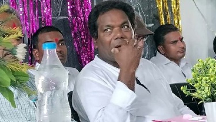 गणतंत्र दिवस के कार्यक्रम में अश्लील शेर-शायरी, टीचर स्वारथलाल जायसवाल सस्पेंड, डीईओ ने किया आदेश जारी, महकमे में मचा हड़कंप