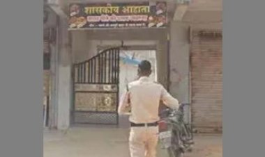 छत्तीसगढ़ में दिनदहाड़े मोटरसाइकिल की डिक्की में शराब ले जाते दिखा नशे में धुत्त आरक्षक, हरकत कैमरे में कैद, कार्यप्रणाली पर उठ रहे सवाल