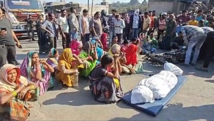 बारात से वापस लौट रही गाड़ी का फटा टायर, दो लोगों की मौत, 6 घायल, ट्रक ने बाइक सवार युवक को रौंदा, सड़क हादसे में पिता की गई जान, बेटा घायल