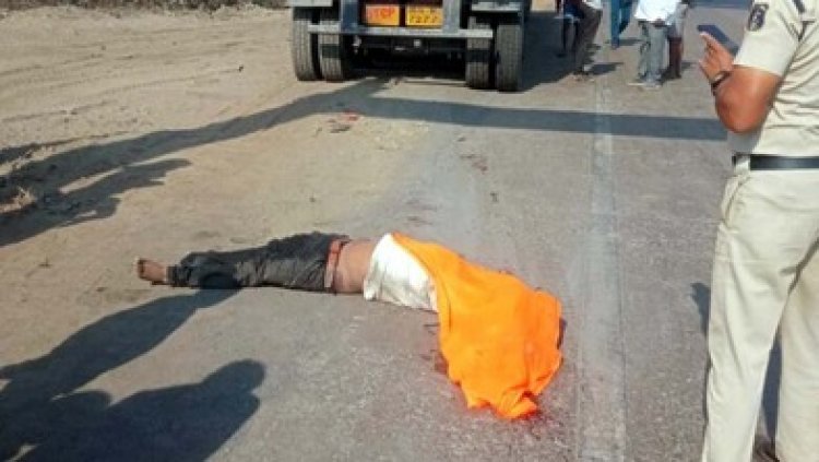 दो बाइक की टक्कर के बाद ट्रक से कुचलकर मौके पर ही एक की कटकर मौत, दूसरा घायल अस्पताल में भर्ती, तेज रफ्तार बना हादसे की वजह