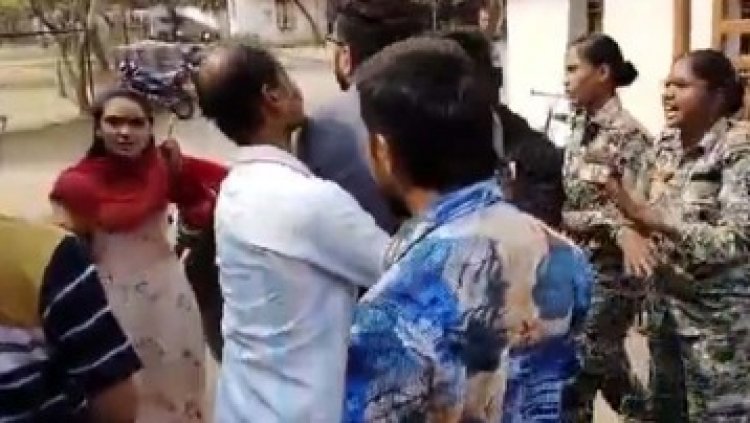 कई वोटिंग मशीन में आई खराबी, बार-बार हो रही हैंग, फर्जी मतदान को लेकर हंगामा, आपस में भिड़े भाजपा और निर्दलीय कार्यकर्ता, मृतक ने डाला वोट!