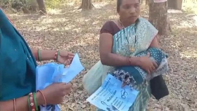 पंचायत चुनाव से पहले गांव में पैसे बांटते हुए पकड़ी गईं महिलाएं, मतदाताओं को पैसे देकर खरीदने की कोशिश!, वीडियो हो रहा जमकर वायरल