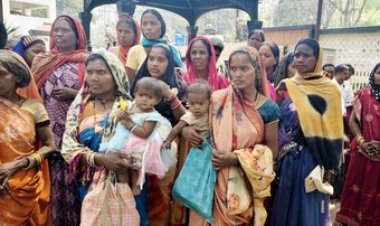 लोन घोटाला में पुलिस पर लगे आरोप, 400 गरीब महिलाओं से करोड़ की ठगी, मचा हाहाकार, पूर्व जनपद सदस्य का गैंग फरार, कार्रवाई की मांग