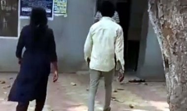 शर्मनाक घटना आई सामने, पत्नी को पीटते-पीटते थाने लेकर पहुंचा पति, लोग बने रहे तमाशबीन, सोशल मीडिया में वीडियो तेजी से वायरल