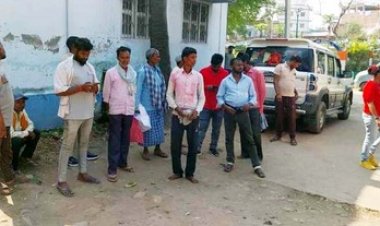 गीली जमीन पर फैले करंट से युवक की मौत, इधर कर्मचारी की गई जान, ठेकेदार के खिलाफ FIR दर्ज, पत्नी और दो बच्चों का रो-रोकर बुरा हाल