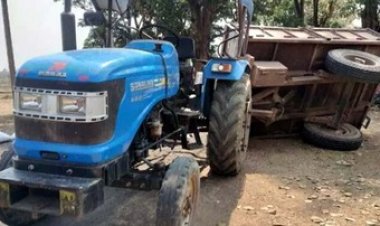 ट्रेक्टर की ट्रॉली पलटने से 20 से ज्यादा लोग घायल, इलाज जारी, तेज रफ्तार ट्रक ने बाइक को मारी जोरदार टक्कर, एक जिले में दो दर्दनाक हादसा