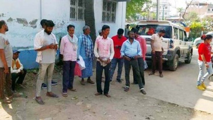 गीली जमीन पर फैले करंट से युवक की मौत, इधर कर्मचारी की गई जान, ठेकेदार के खिलाफ FIR दर्ज, पत्नी और दो बच्चों का रो-रोकर बुरा हाल