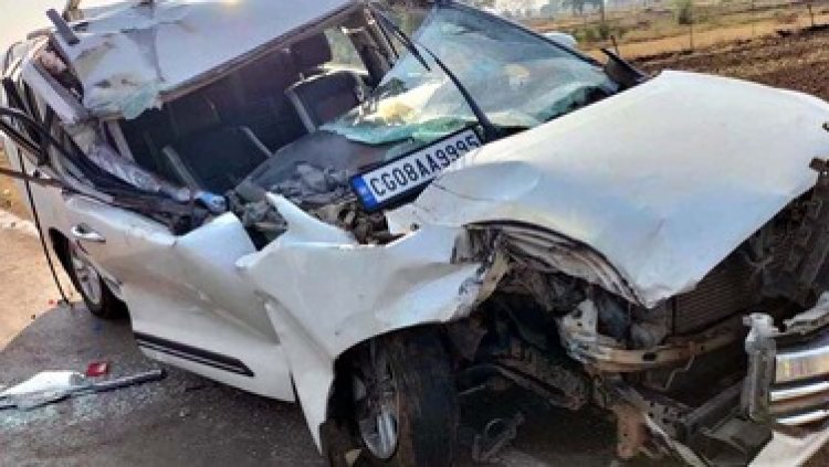 हाइवे में तेज रफ्तार का कहर, एक बार फिर खून से लाल हुई सड़क, खड़े ट्रक से टकराई इनोवा कार, हादसे में युवक घायल