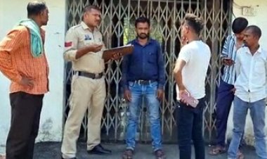 तेज रफ्तार कार ने बाइक सवार युवको को मारी जोरदार टक्कर, दो लोगों की मौके पर मौत, मोटर साइकिल के उड़े परखच्चे, इलाके में पसरा मातम