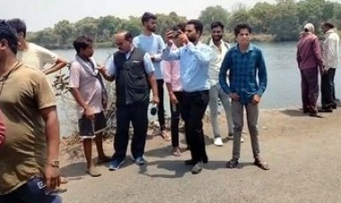 अनियंत्रित होकर पुल से नीचे नदी में गिरा ट्रक, एक युवक की मौके पर ही दर्दनाक मौत, एक की हालत नाजुक, इलाके में शोक का माहौल