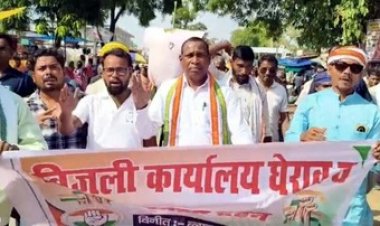 लो वोल्टेज और कटौती के खिलाफ विधायक के नेतृत्व में भीषण गर्मी में निकाली रैली, बिजली कार्यालय का घेराव कर राज्य सरकार का फूंका पुतला