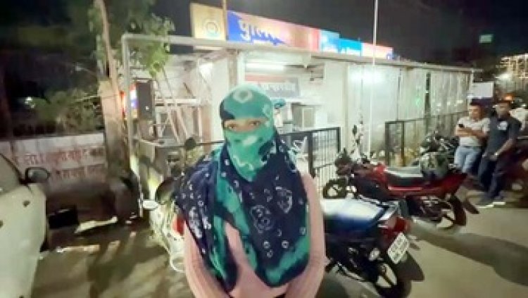 युवती के घर में घुसकर छह लड़कियों ने बाथरुम से निकालकर बेरहमी से की पिटाई, मोबाइल, नकद रकम और ज्वेलरी लेकर फरार