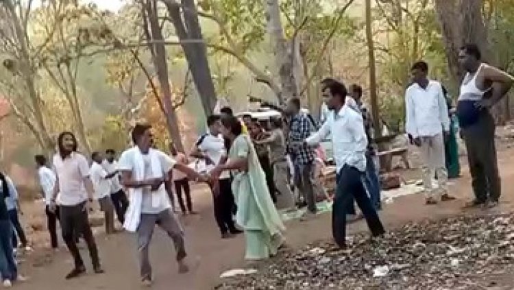 मंदिर परिसर में दो पक्षों के बीच जमकर विवाद, बीयर की बोतल से युवक पर हमला, कई लोग घायल, पुलिस ने किया मामला दर्ज, जांच जारी