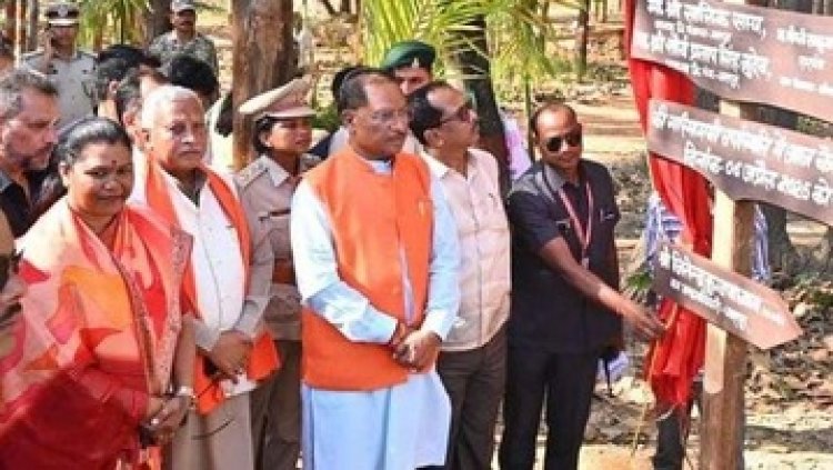 CM विष्णुदेव साय ने बगिया में पर्यावरण वाटिका का किया लोकार्पण, मुख्यमंत्री ने 72 लाख की लागत से निर्मित हेलीपैड लाउन्ज का किया शुभारंभ