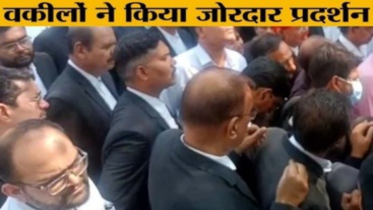 राजधानी में पेशी के दौरान पुलिस से विवाद के बाद वकीलों ने किया प्रदर्शन, तेलीबांधा थाने की सब इंस्पेक्टर और एएसआई अटैच, होगी विभागीय जांच