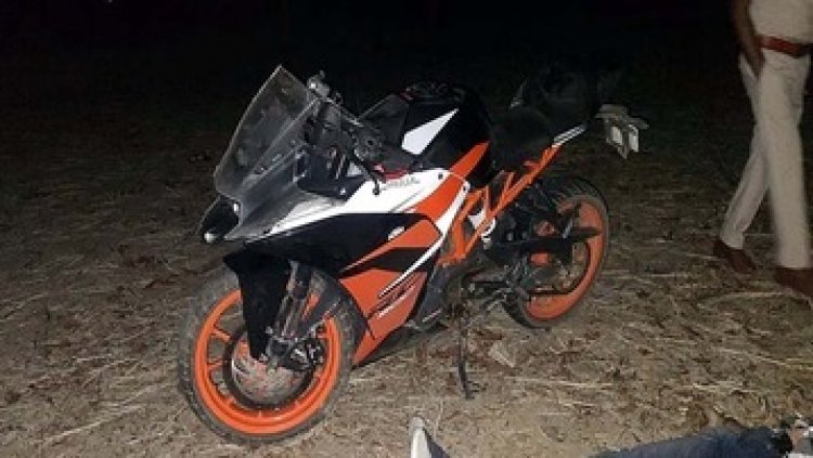 अनियंत्रित होकर पेड़ से टकराई तेज रफ्तार बाइक, शराब के नशे में धूत मोटर साइकिल सवार एक युवक की मौत, दूसरा घायल