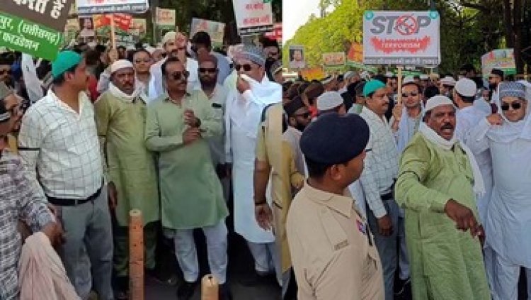 रायपुर सहित छग में मुस्लिम समाज ने निकाली जनआक्रोश रैली, आतंकवाद के खिलाफ गूंजे नारे, पकिस्तान का पुतला दहन कर जमकर विरोध प्रदर्शन