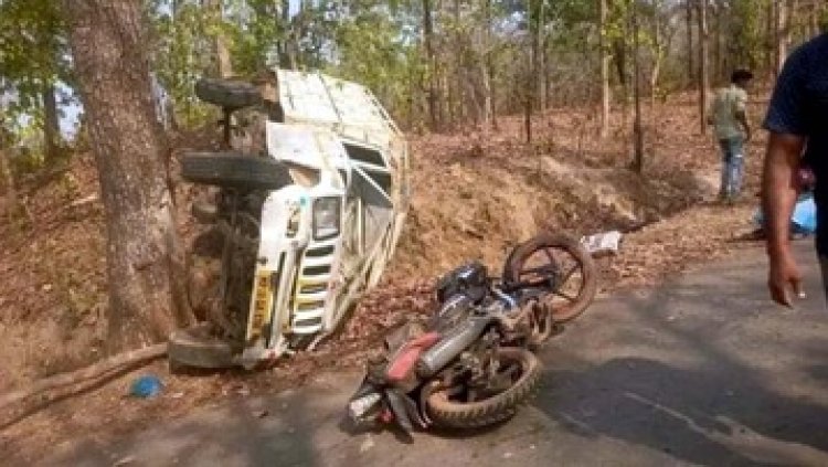 पिकअप से शादी में 30 से 40 लोगों को लेकर जा रही वाहन पलटी, मची अफरा-तफरी, 12 से ज्यादा बाराती घायल, कई लोग अस्पताल रेफर