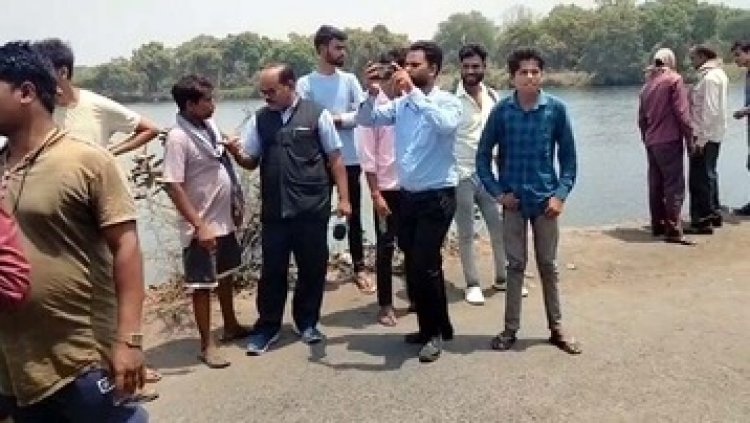 अनियंत्रित होकर पुल से नीचे नदी में गिरा ट्रक, एक युवक की मौके पर ही दर्दनाक मौत, एक की हालत नाजुक, इलाके में शोक का माहौल