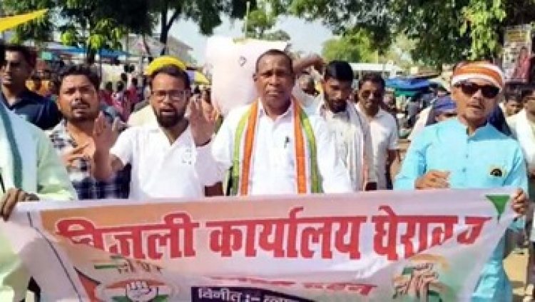 लो वोल्टेज और कटौती के खिलाफ विधायक के नेतृत्व में भीषण गर्मी में निकाली रैली, बिजली कार्यालय का घेराव कर राज्य सरकार का फूंका पुतला