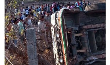 शादी समारोह में जा रहे जा रही माजदा अनियंत्रित होकर खेत में पलटी, मची चीख पुकार,  21 लोग घायल, 6 लोगों की हालत नाजुक