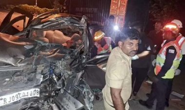 खड़ी हाइवा से जा टकराई तेज रफ्तार कार, बैंक मैनेजर के माता-पिता और ड्राइवर समेत 3 की मौके पर हुई मौत, 3 की हालत नाजुक