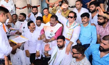 हाई सिक्योरिटी नंबर प्लेट को लेकर कांग्रेस कार्यकर्ताओं ने RTO ऑफिस का किया घेराव, विकास उपाध्याय- समय सीमा बढ़ाई जाए