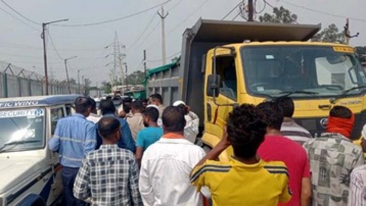 रेत परिवहन कर रही तेज रफ्तार मिनी ट्रक ने बाइक सवार तीन युवकों को रौंदा, दो की मौके पर मौत, एक की हालत नाजुक, स्थानीय लोगों में आक्रोश