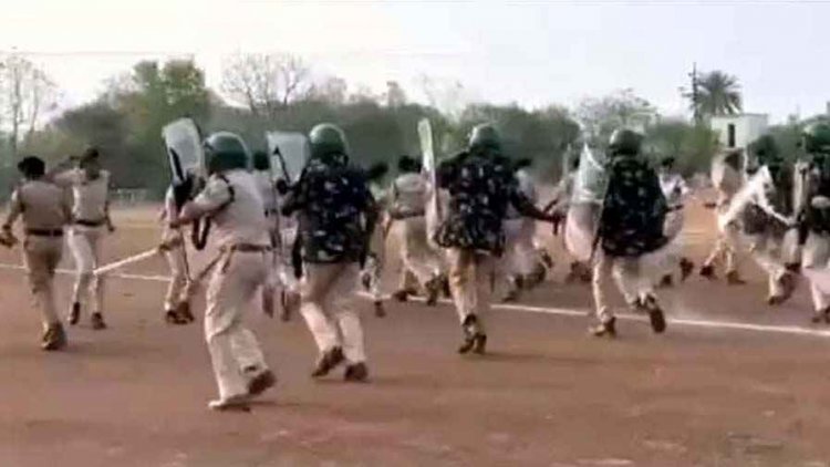 धमतरी में उपद्रवी हुए बेकाबू, पुलिस ने छोड़े अश्रु गैस के गोले और भांजी लाठियां, मजिस्ट्रेट के आदेश के बाद 5 राउंड फायर