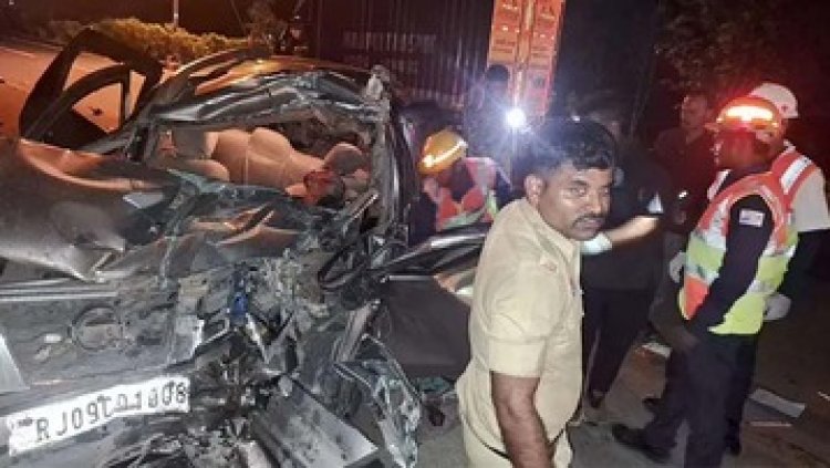 खड़ी हाइवा से जा टकराई तेज रफ्तार कार, बैंक मैनेजर के माता-पिता और ड्राइवर समेत 3 की मौके पर हुई मौत, 3 की हालत नाजुक