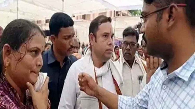 समाधान शिविर में पूर्व विधायक छत्री साहू सड़क निर्माण की मांग कर किया हंगामा, सुशासन तिहार के दौरान उतारने लगी चूड़ियां