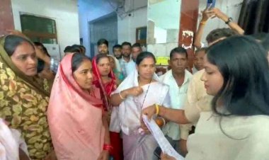 सचिव के खिलाफ ग्रामीणों का फूटा आक्रोश, बदसलूकी का आरोप, गुस्साए ग्रामीणों ने जिला पंचायत का घेराव कर हटाने की किया मांग