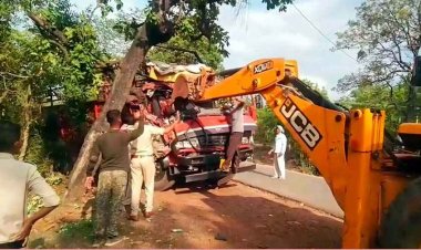 फिंगेश्वर में तेज रफ्तार का कहर, पेड़ से टकराया मेटाडोर, ड्राइवर घायल, बुलडोजर से निकाला गया ड्राइवर, नवापारा में बेकाबू ट्रक, चालक फरार