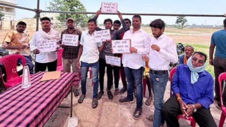 डेयरी का अपशिष्ट कर रहा जल को प्रदूषित, गंभीर बीमारियों के खतरे के साए में जीने को मजबूर ग्रामीणों ने किया धरना प्रदर्शन, दी आंदोलन की चेतावनी