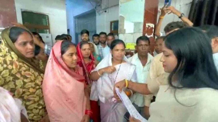 सचिव के खिलाफ ग्रामीणों का फूटा आक्रोश, बदसलूकी का आरोप, गुस्साए ग्रामीणों ने जिला पंचायत का घेराव कर हटाने की किया मांग