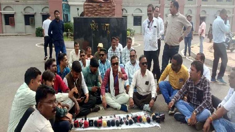 पत्रकारों पर हमले के बाद गरियाबंद में गरमाया माहौल, प्रशासन को मिला अल्टीमेटम, 7 दिन में कार्यवाही नहीं हुई तो होगा चक्काजाम