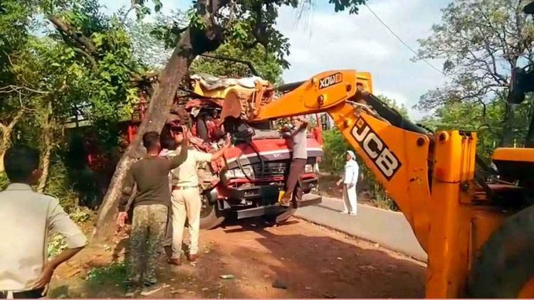 फिंगेश्वर में तेज रफ्तार का कहर, पेड़ से टकराया मेटाडोर, ड्राइवर घायल, बुलडोजर से निकाला गया ड्राइवर, नवापारा में बेकाबू ट्रक, चालक फरार