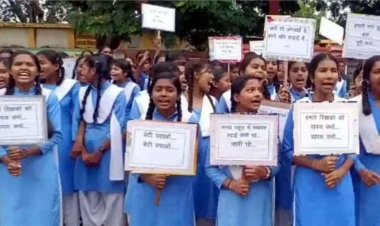 कन्या स्कूल विवाद, छात्राओं ने आरोप लगाकर की बगावत, स्कूल गेट पर जड़ा ताला, सड़कों पर निकाली रैली, बीईओ ऑफिस का किया घेराव
